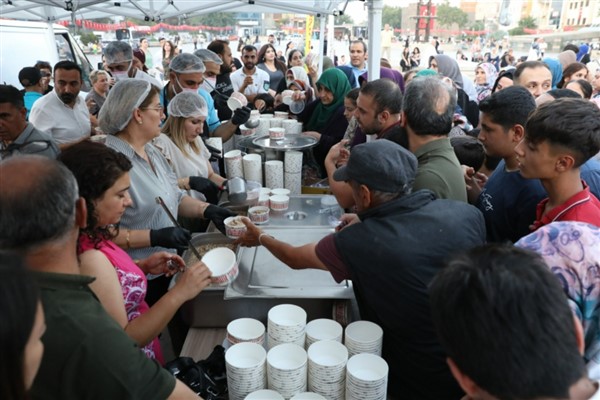 Diyarbakır'da 20 bin kişiye aşure dağıtıldı<