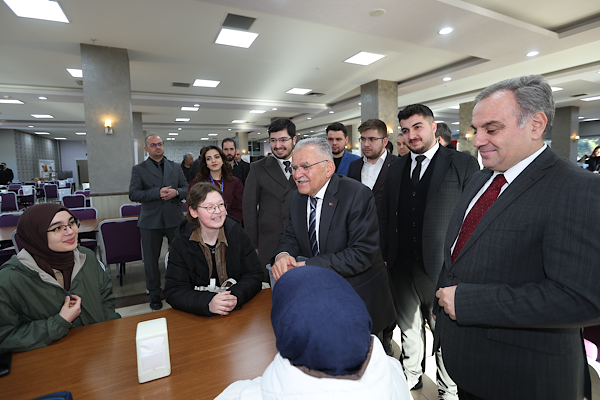 Başkan Büyükkılıç, Erciyes Üniversitesi’nde gençlerle iftar sofrasında buluştu<