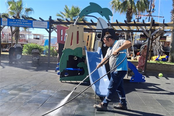Marmaris'te temizlik çalışmaları devam ediyor<