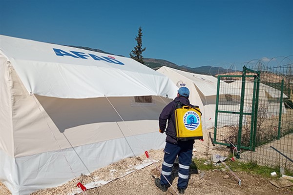 Tuzla Belediyesi ekipleri, çadır kentlerde dezenfekte çalışmaları yapıyor