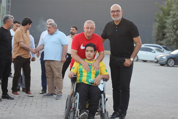 Çiftçi, bir aylık engelli maaşını Şanlıurfaspor'a bağışladı<