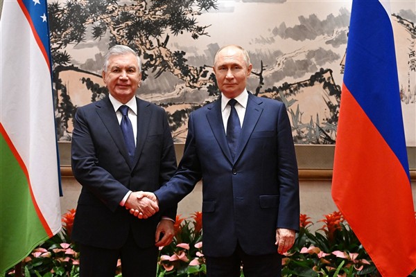 Putin, Özbekistan Devlet Başkanı Mirziyoyev ile görüştü<