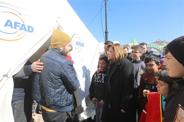 Başkan Şahin, Masal Park’ta çocuk depremzedeler ve ailelerini ziyaret etti