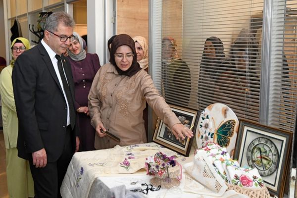 OSMEK kursiyerlerinin el emeği ürünleri sergilendi<