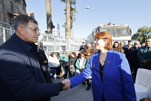İzmir’de Meslek Fabrikası önünde oturma eylemi sürüyor