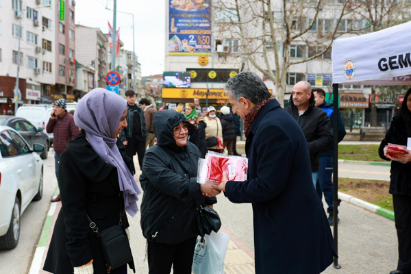 Gemlik’te vatandaşlara Türk bayrağı dağıtıldı<