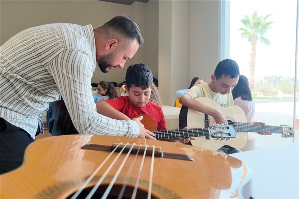 Sarıçam’da saz ve gitar kursları <