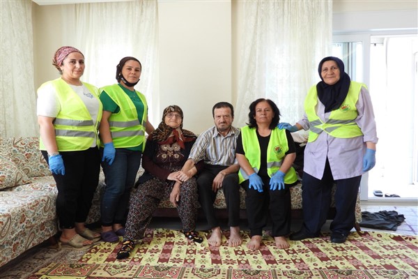 Kepez Belediyesi gazi ve şehit ailelerine bayram temizliği desteği verdi 