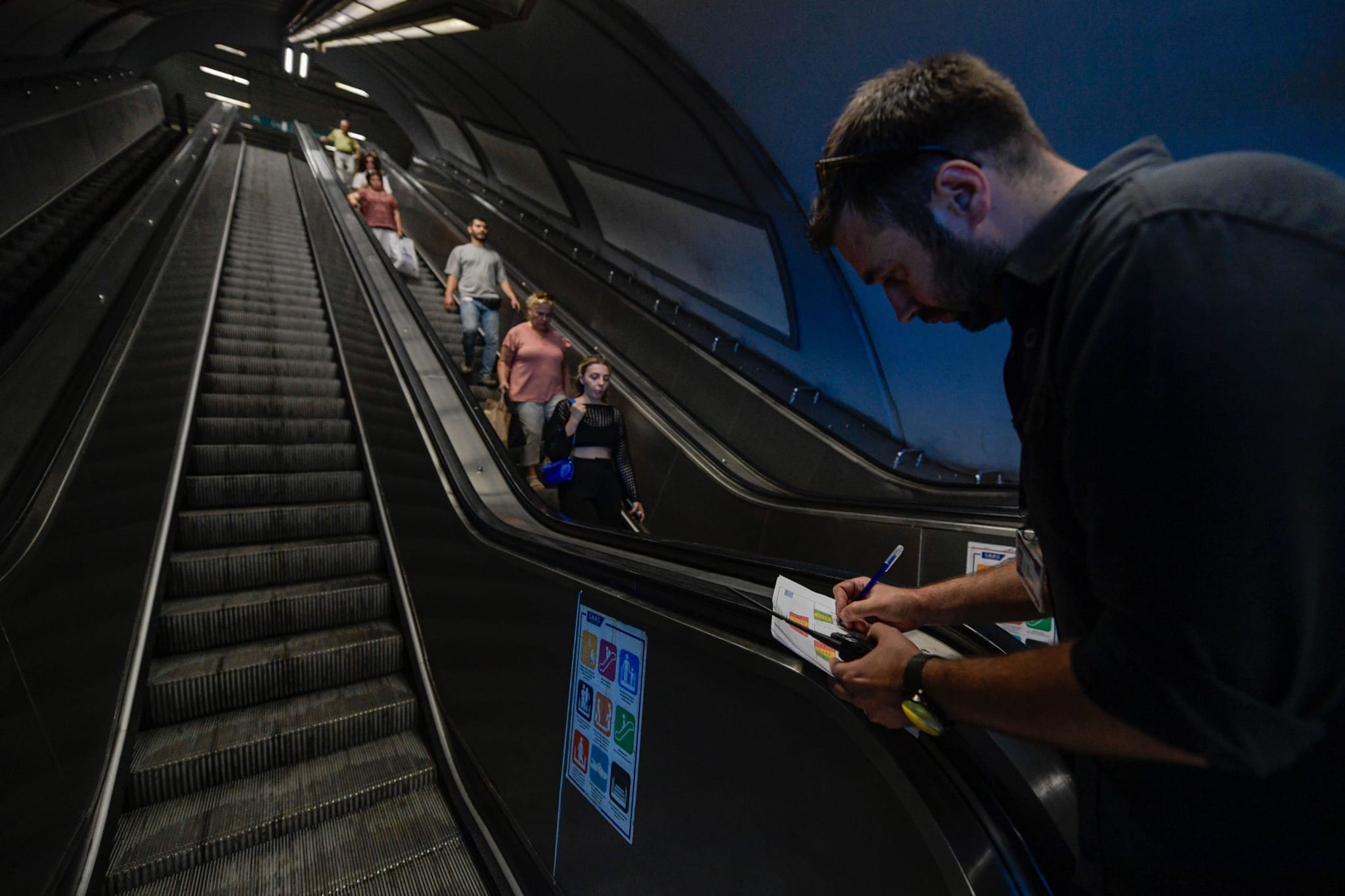 İzmir'de Üçyol Metro İstasyonu’ndaki yürüyen merdivenlere kontrol ve inceleme<