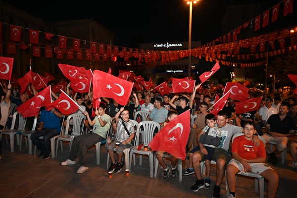 Isparta'da A Milli Futbol Takımının maçı dev ekranda izlendi 