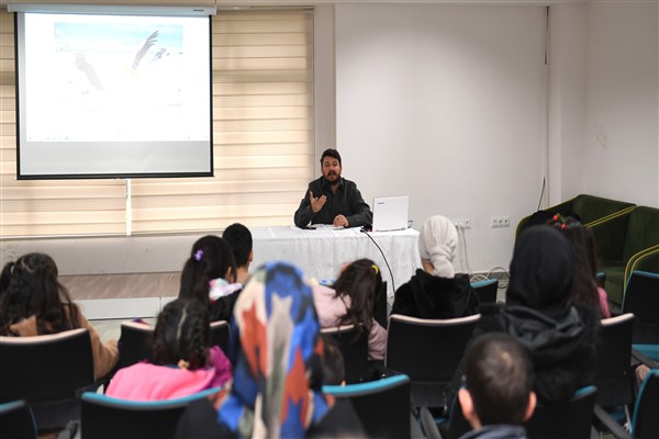 'Gerçek Doğa Hikayeleri’ adlı söyleşiye Bursalı doğa fotoğrafçısı Tüydeş katıldı<