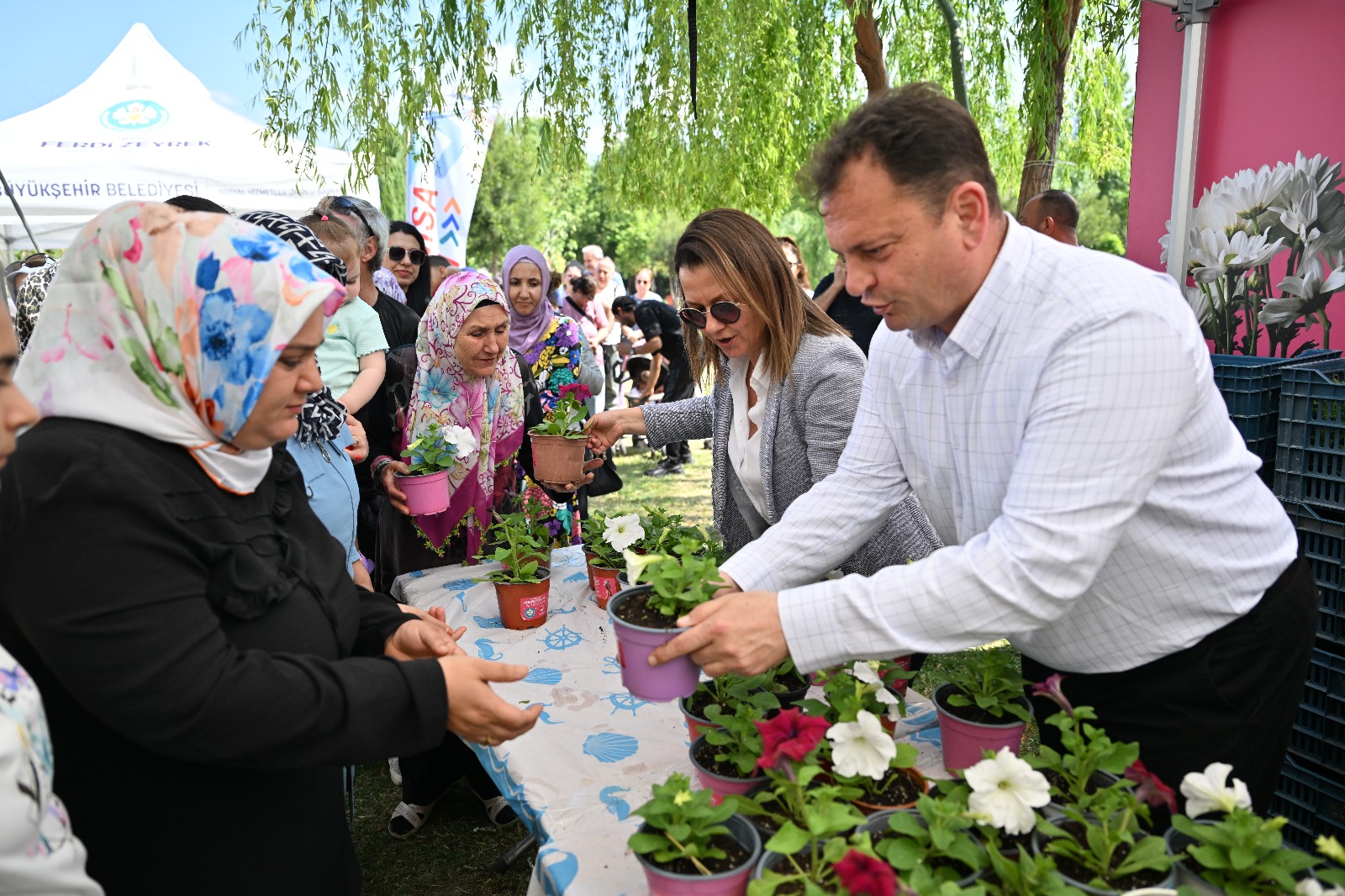Manisa'da Anneler Günü dolayısıyla çiçek dağıtıldı <