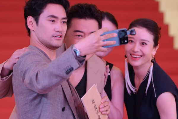 HONOR, Robot Phone’la sinema sahnesine çıktı<