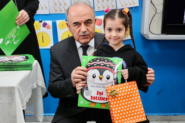 Vali Erol, karne dağıtım törenine katıldı<