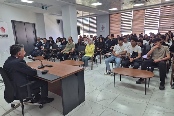 Batman Sivil Toplum Merkezi, Fen Lisesi öğrencilerini ağırladı<
