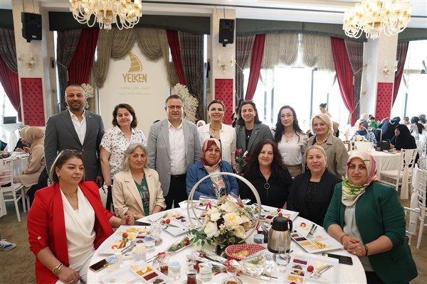 Derince’de Anneler Günü kutlandı<