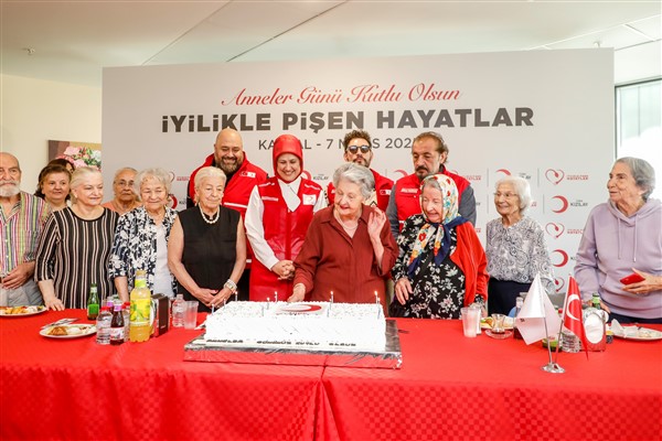 Genel Başkan ve ünlü şeflerden huzurevi annelerine ziyaret<