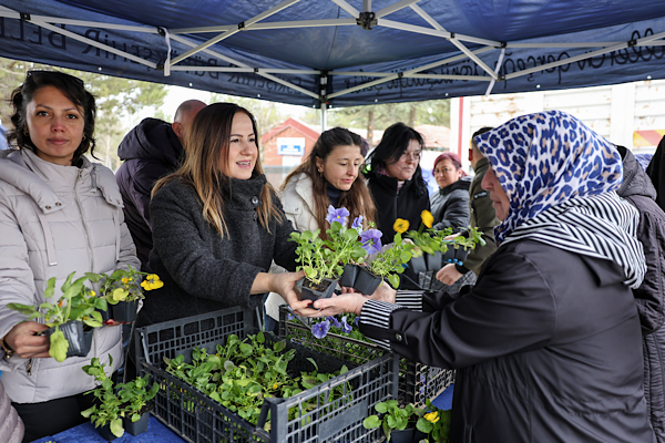 Eskişehir’de mezarlık ziyaretine çiçek desteği<