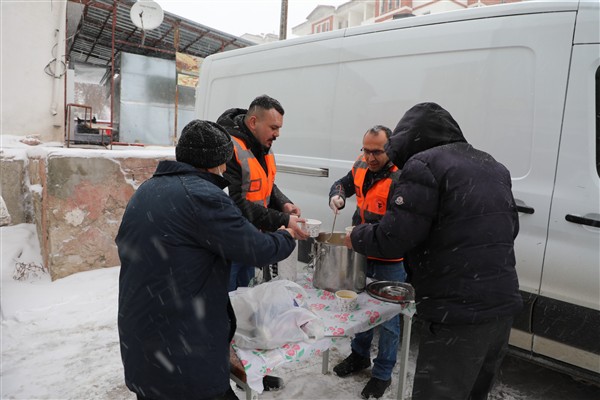 Yozgat’ta vatandaşlara sıcak çorba ikramı<