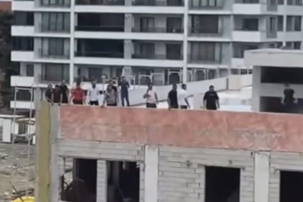İskenderun’da maaşlarını alamayan işçiler çatıya çıktı