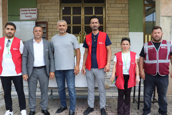 İzmit'te cuma namazı sonrası aşure ikram edildi<