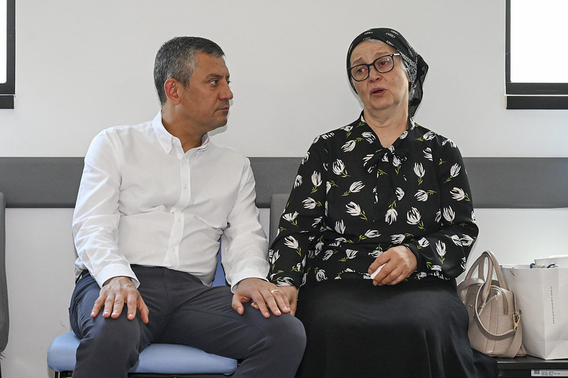 CHP Genel Başkanı Özel, Beylikdüzü Belediye Başkanı Çalık’ı hastanede ziyaret etti<