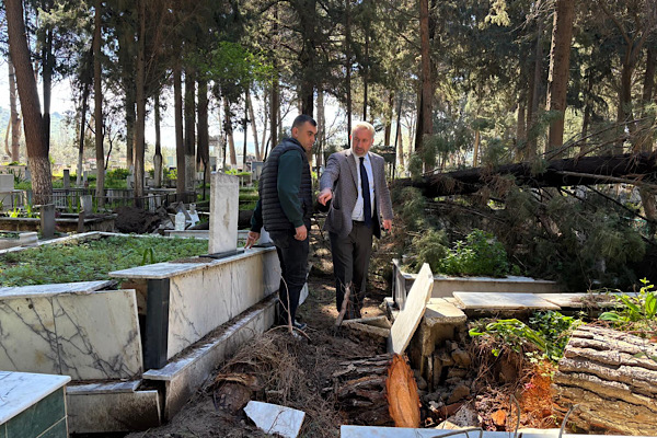 İzmir’de fırtınadan etkilenen mezarlıklarda onarım çalışmaları başladı