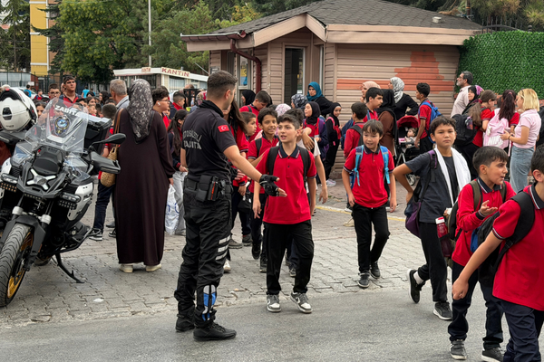 Konya Büyükşehir Zabıtası okul çıkışlarında öğrencilerin güvenliğini sağlıyor<