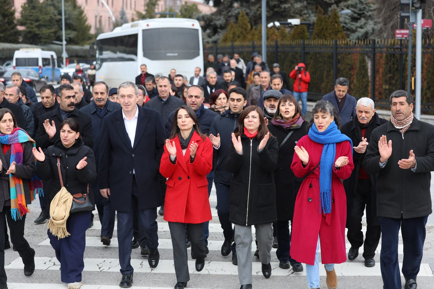 Eş Başkanlar Bucak ve Hatun kayyım atanmasına ilişkin yapılan yürüyüşe katıldı