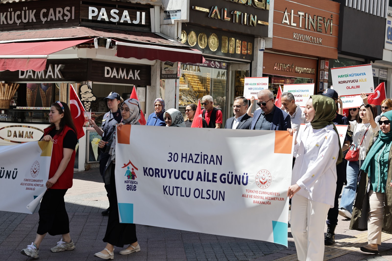 Kütahya'da Koruyucu Aile Yürüyüşü düzenlendi