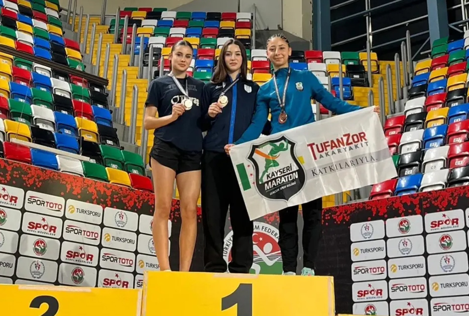 Karaman atletizm takımı, U18 Salon Atletizm Türkiye Şampiyonası'ndan 3 madalya ile döndü