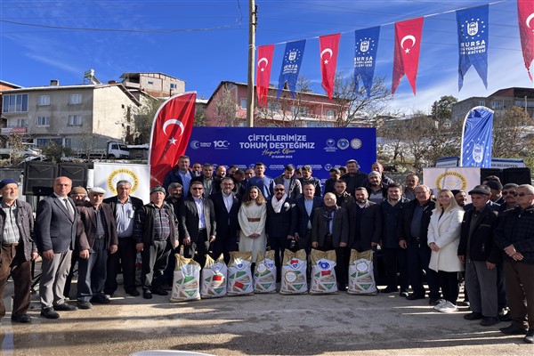 Bursa Büyükşehir'den 6 ton sertifikalı yem bezelyesi dağıttı