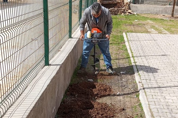 Mazıdağı Belediyesi, park ve bahçelerde düzenleme çalışmalarına devam ediyor<