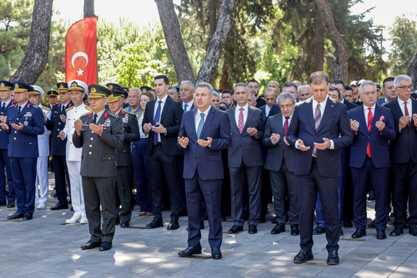İzmir'de 15 Temmuz şehitleri için anma töreni düzenlendi