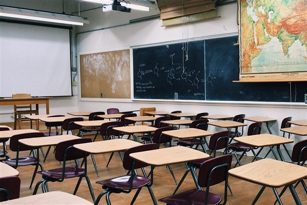Ücretsiz ders kitapları, sıralardaki yerini almaya başladı