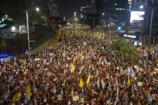 Binlerce İsrailli, rehinelerin serbest bırakılması için gösteri düzenledi<