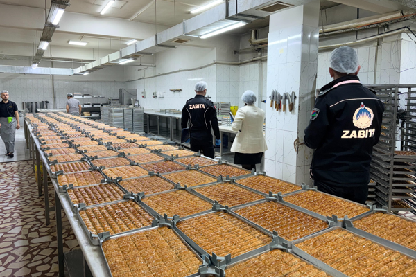 Kepez’de bayram öncesi tatlıcılara denetim gerçekleştirildi<