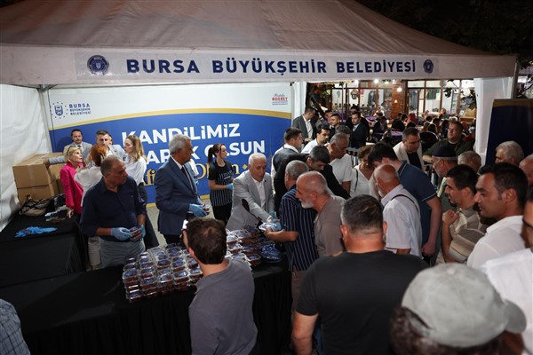 Büyükşehir, Mevlit Kandili dolayısıyla vatandaşlara tatlı ikram etti<