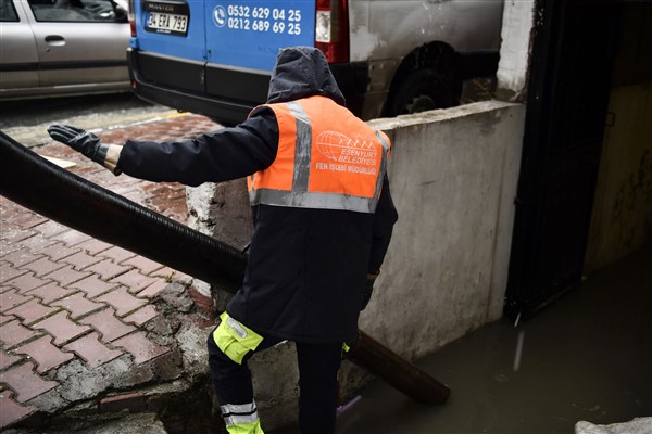 Belediye ekipleri su baskınlarına müdahale ediyor