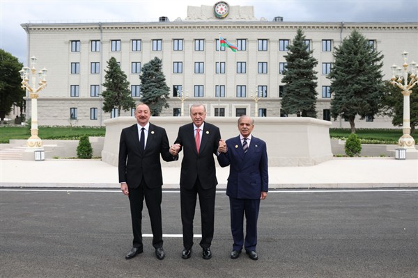 Erdoğan, Azerbaycan'da Aliyev ve Şerif ile hatıra fotoğrafı çektirdi