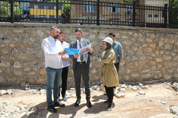 Başkan Tanğlay, Tarihi Kazımpaşa İlköğretim Okulu’ndaki çalışmaları inceledi<