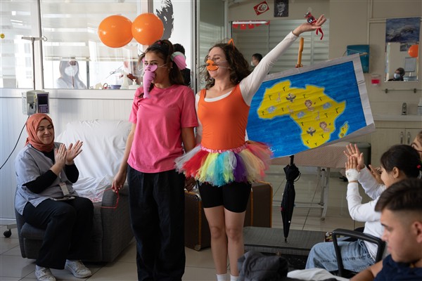 İzmir Şehir Tiyatroları’nın “Sanat İyileştirir” projesi devam ediyor