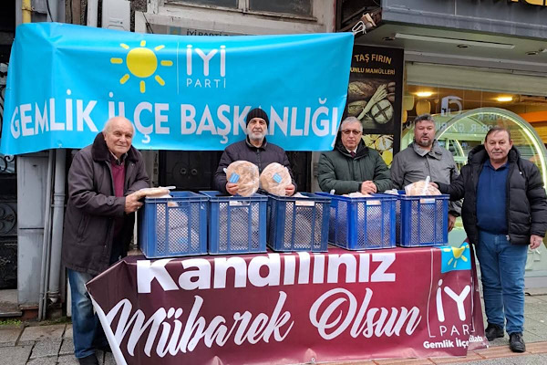 Gemlik’te Berat Kandili dolayısıyla Ramazan pidesi dağıtıldı