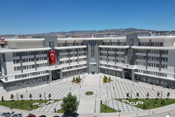 Çorum Belediyesi’nden üniversiteye başlayacak ihtiyaç sahibi öğrencilere 15 bin TL destek<