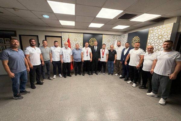 Gölcük Belediyesporlu pehlivanlar Başkan Sezer’i ziyaret etti<