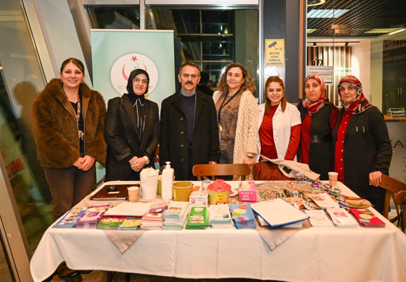 Vali Aktaş, Gölcük Necati Çelik Devlet Hastanesi standını ziyaret etti<