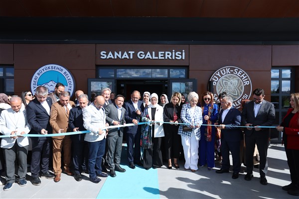 Büyükkılıç, Renklerin Dili Resim Sergisi’nin açılış törenine katıldı