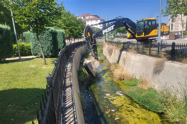 Çorum Belediyesi, şehir merkezindeki dereleri temizliyor<