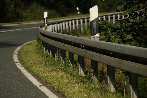 Alaçatı-Zeytinler kavşakları trafiğe kapatıldı<