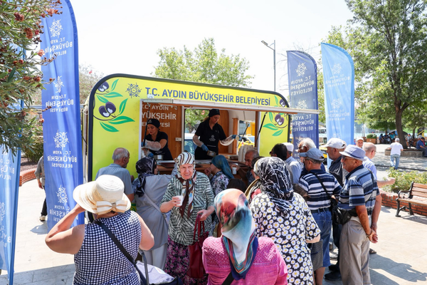 Aydın'da pazarcı esnafı ve vatandaşlara yaz sıcağında limonata ikramı<